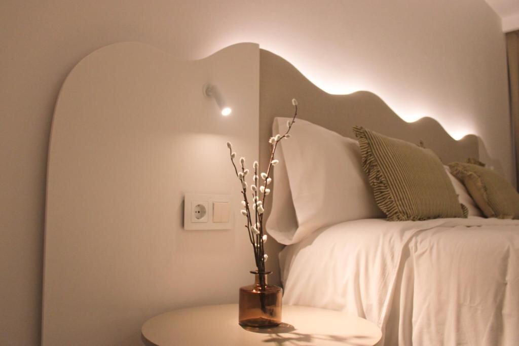 Suite with Sea View - Suite with a sculpted headboard and warm lighting